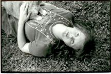 Katt med kapat huvud uppvisar ett tillkämpat intresse för modellen.